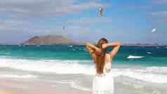 女人白色背心裙人风筝冲浪体育运动走Corralejo沙丘海滩Fuerteventura金丝雀岛屿