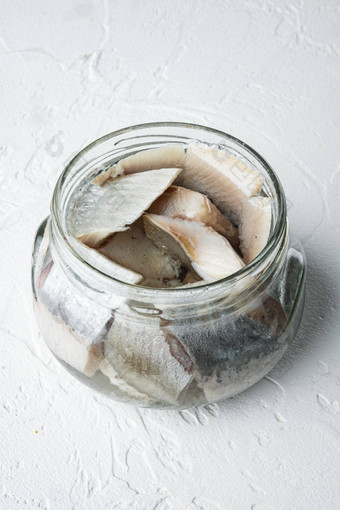 大西洋野生<strong>鲱鱼</strong>腌罐头鱼保存玻璃Jar白色背景