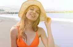 微笑年轻的女人橙色比基尼他享受放松日光浴热带海滩tenerife假期复制空间
