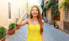 有吸引力的女孩trastevere罗马美丽的时尚女人黄色的衣服他走街道罗马意大利