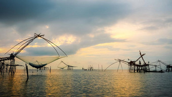 渔夫钓鱼pakpra运河日出农村生活方式泰国