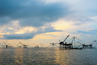 渔夫钓鱼pakpra运河日出农村生活方式泰国