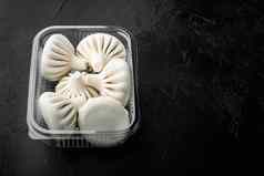 乌兹别克路面路面曼蒂饺子受欢迎的uzbek-asian菜塑料托盘黑色的石头背景复制空间文本