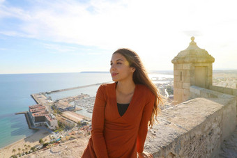 美丽的旅游女人享受视图利坎特西班牙旅行者女孩圣诞老人芭芭拉城堡利坎特西班牙语旅游目的地欧洲
