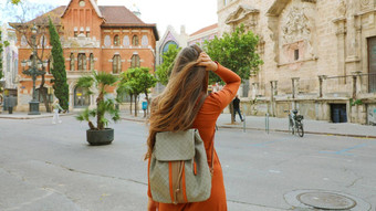 旅行欧洲年轻的女背包客访问城市瓦伦西亚西班牙