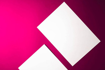 空白纸白色粉红色的背景办公室文具平铺奢侈品品牌平躺品牌身份设计模型