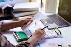 会计概念女商人计算器计算比尔收入支出储蓄账户业务利润控制费用