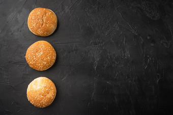 汉堡面包芝麻黑色的石头背景前视图平躺复制空间文本