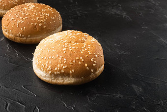 粮食面包汉堡三明治快食物黑色的石头背景复制空间文本