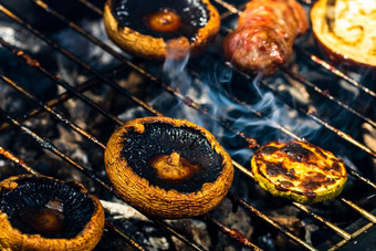 烧烤肉卷被称为小mititei蔬菜煳烧烤木炭烧烤燃烧火