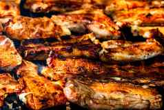 各种各样的美味的美味的烤肉蔬菜煮熟的木炭烧烤