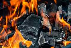 烧烤烧烤坑发光的燃烧的热开放火红色的火焰热木炭加工成余烬