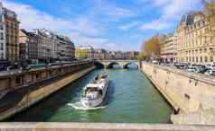 巴黎法国4月美丽的城市景观巴黎saint-michel桥他的河旅游船游客