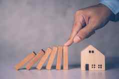 手商人停止风险首页块木安全投资保险真正的房地产财产规划策略贷款债务房子业务概念