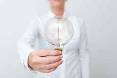 夫人持有灯正式的装展示的想法项目业务女人显示灯泡手表现出技术灯泡展示openion