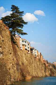 体系结构第比利斯密集的发展住宅建筑悬崖河