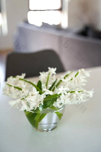 白色生活房间室内装饰新鲜的花玻璃花瓶