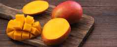 芒果新鲜的芒果水果叶子黑暗木表格背景