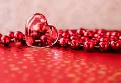 闪亮的透明的心集团红色的珠子完美的情人节一天问候卡背景