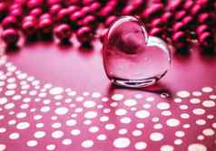 闪亮的透明的心集团红色的珠子完美的情人节一天问候卡背景水平图像粉红色的语气