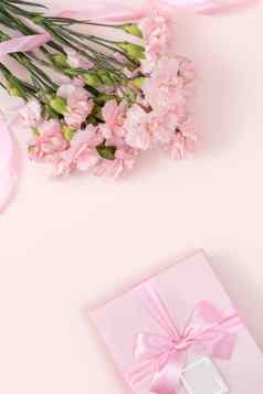 母亲的一天背景前视图礼物康乃馨花束粉红色的表格背景