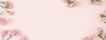 设计概念母亲的一天假期问候康乃馨花束粉红色的表格背景
