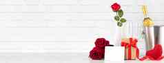 情人节一天庆祝活动酒礼物玫瑰花束