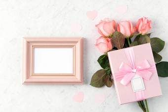 礼品盒粉红色的玫瑰情人节一天假期问候设计概念