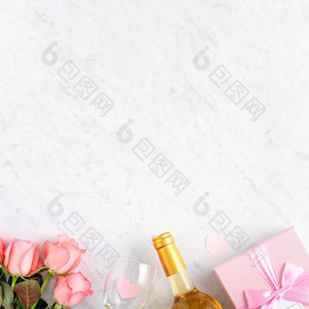 礼品盒粉红色的玫瑰情人节一天假期礼物设计概念