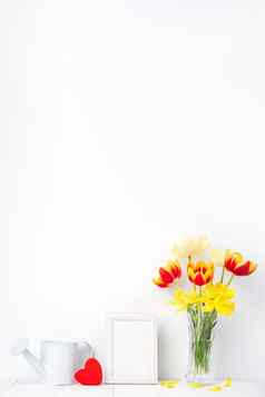 美丽的郁金香花花瓶图片框架装饰白色墙