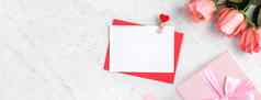 情人节一天设计概念背景粉红色的玫瑰花礼物盒子卡