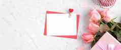 情人节一天设计概念背景粉红色的玫瑰花礼物盒子