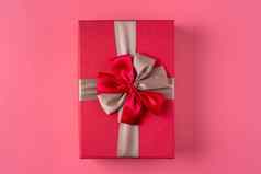 美丽的礼物盒子丝带弓粉红色的背景