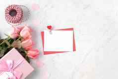 情人节一天设计概念背景粉红色的玫瑰花礼物盒子