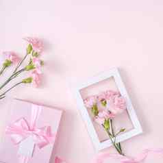 母亲的一天设计概念粉红色的康乃馨礼物盒子粉红色的背景