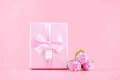 购物车礼物康乃馨粉红色的表格背景