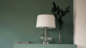 白色地板上灯花瓶绿色背景现代简约室内