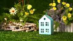 纸板蓝色的房子背景绿色春天草村房子概念