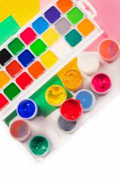 油漆刷绘画水粉画明亮的彩色的罐子爱好娱乐孩子们特写镜头