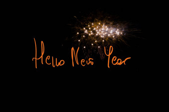 令人惊异的烟花黑色的天空手写的祝愿快乐一年大<strong>表演开始</strong>一年