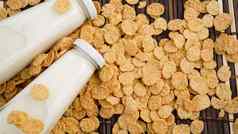 牛奶眼镜瓶玉米片乳制品生产概念早餐