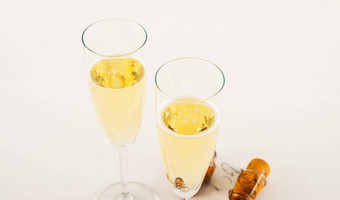 豪华的香槟玻璃节日庆祝一年重要的事件烤面包闪闪发光的酒