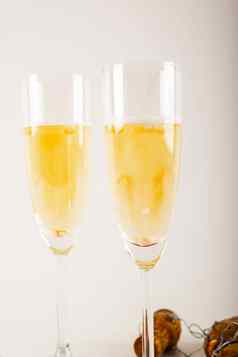 豪华的香槟玻璃节日庆祝一年重要的事件烤面包闪闪发光的酒