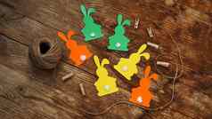 复活节小兔子使纸木背景创建装饰复活节