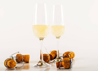 豪华的<strong>香槟</strong>玻璃节日庆祝一年重要的事件烤面包闪闪发光的酒