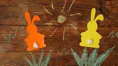 复活节小兔子使纸画彩色的粉笔草太阳