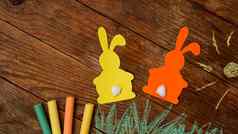 复活节小兔子使纸画彩色的粉笔草太阳