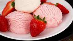 美味的草莓冰奶油新鲜的strawberrieson白色黑色的板