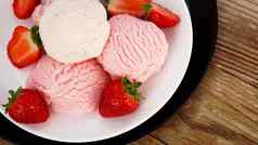 美味的草莓冰奶油新鲜的strawberrieson白色黑色的板