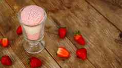 草莓香草冰奶油玻璃玻璃